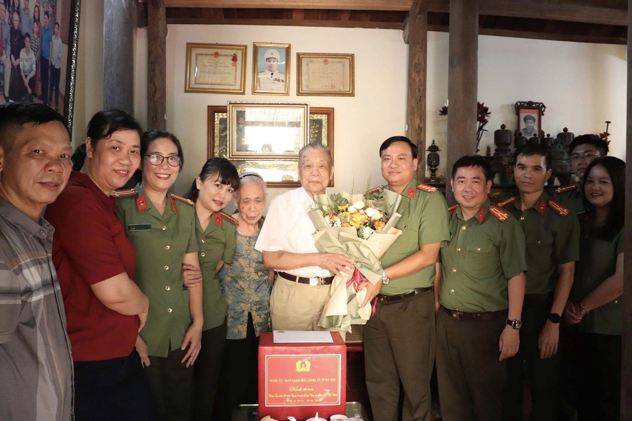 Công an Hà Nội tri ân các nguyên lãnh đạo nhân kỷ niệm 80 năm Ngày truyền thống lực lượng Công an nhân dân