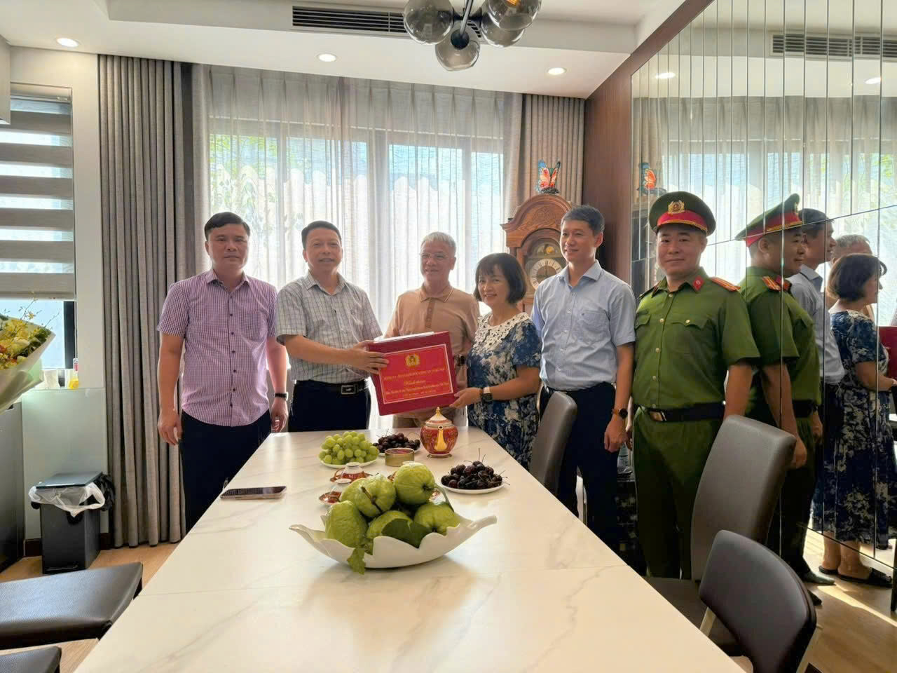 Lãnh đạo Công an thành phố Hà Nội thăm nguyên Phó Giám đốc Trần Ngọc Dương nhân kỷ niệm 80 năm Ngày truyền thống lực lượng Công an nhân dân