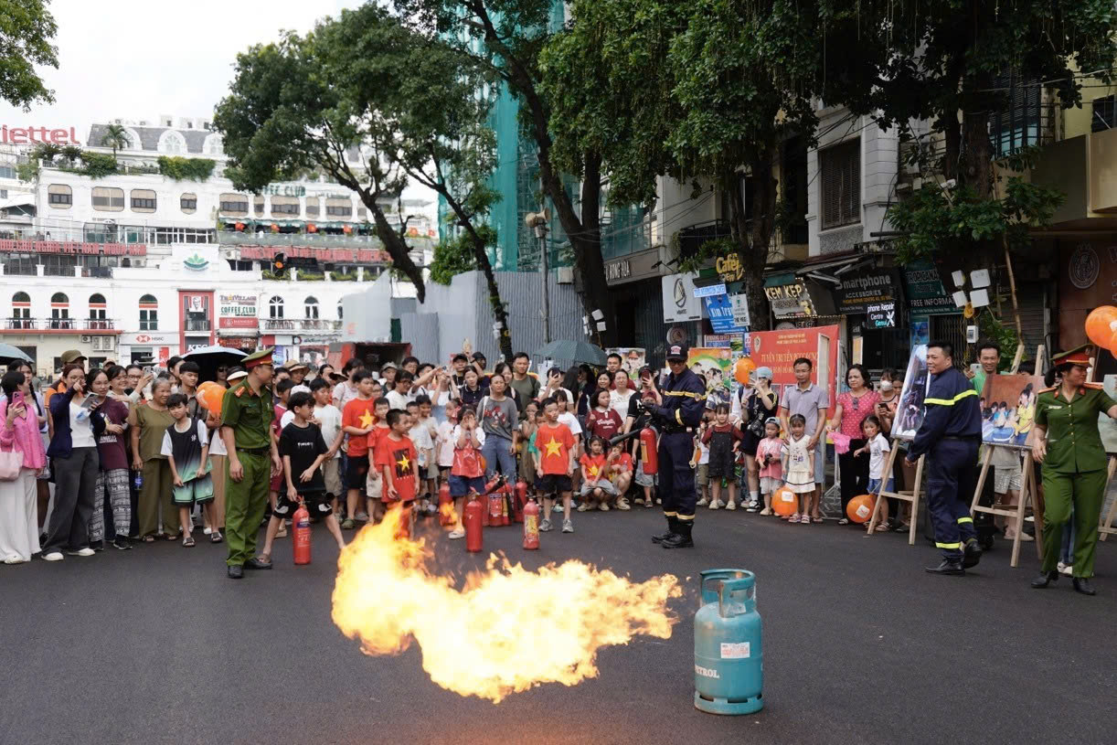 Tuyên truyền kỹ năng phòng cháy, chữa cháy tại phố đi bộ hồ Hoàn Kiếm: Lan tỏa hình ảnh người lính cứu hỏa quả cảm, hiện đại