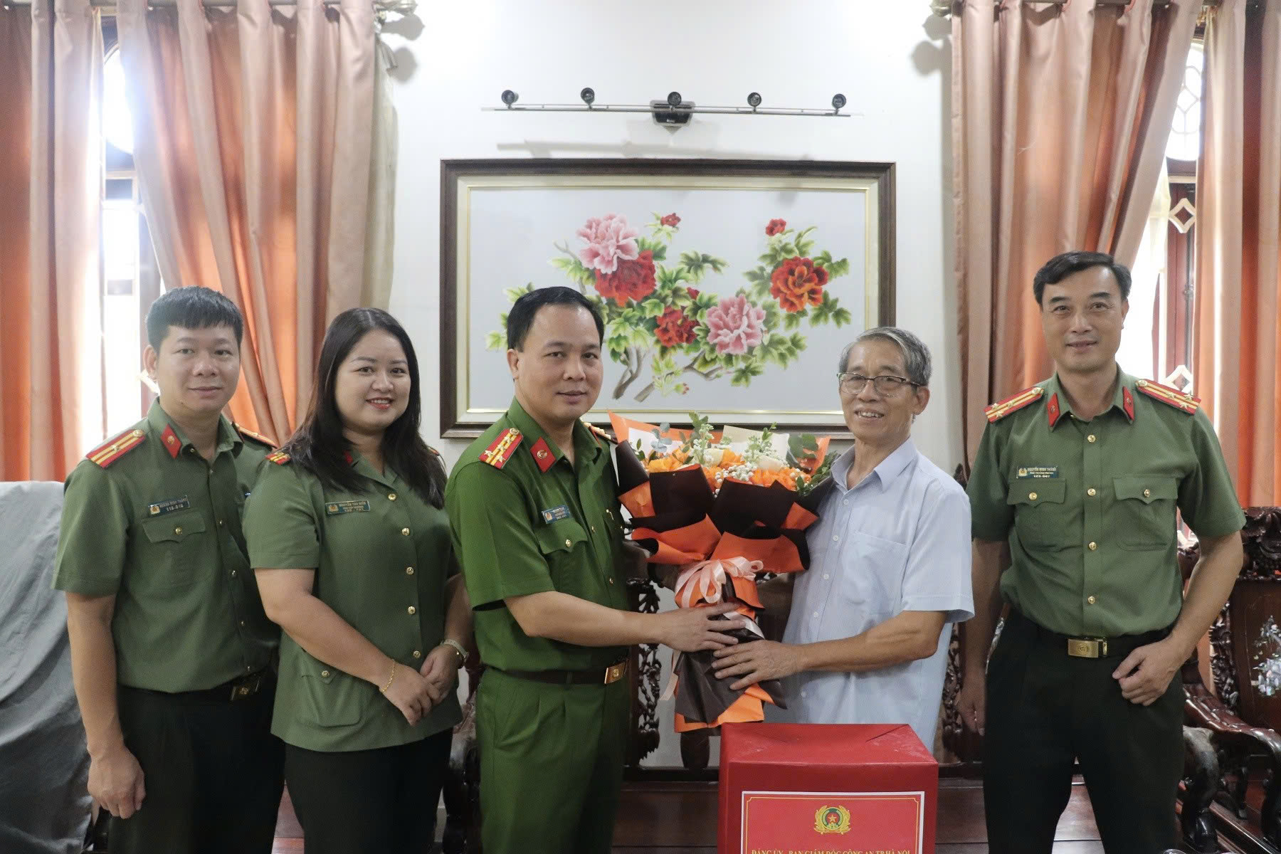 Công an Hà Nội thăm, tri ân nguyên lãnh đạo nhân kỷ niệm 80 năm Ngày truyền thống Công an nhân dân