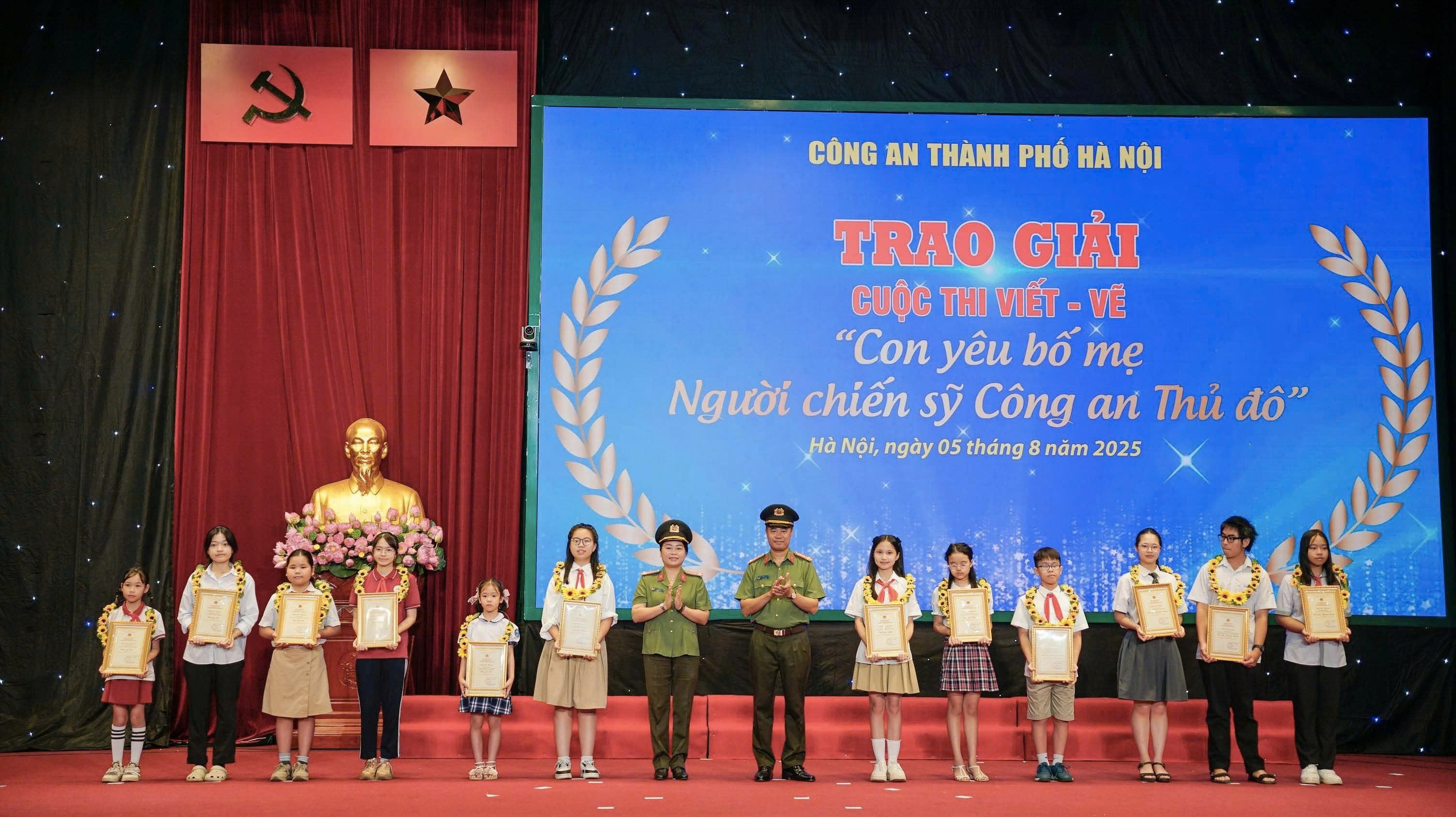 Công an Hà Nội tuyên dương 834 học sinh là con cán bộ, chiến sĩ: Lan tỏa niềm tự hào và khát vọng trưởng thành
