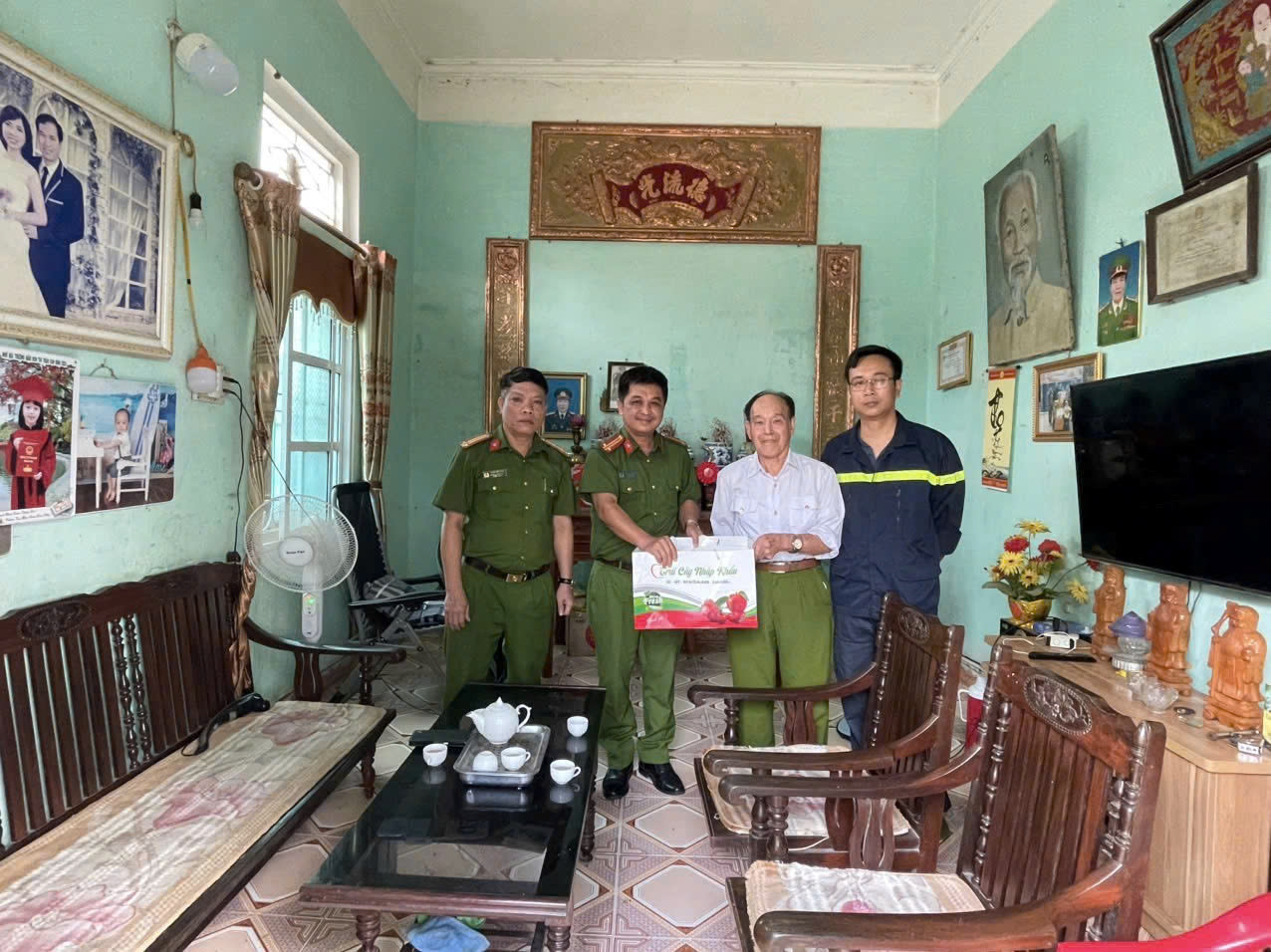 Đội Cảnh sát PCCC&CNCH khu vực 36 tri ân gia đình thương binh, lan tỏa đạo lý “Uống nước nhớ nguồn”