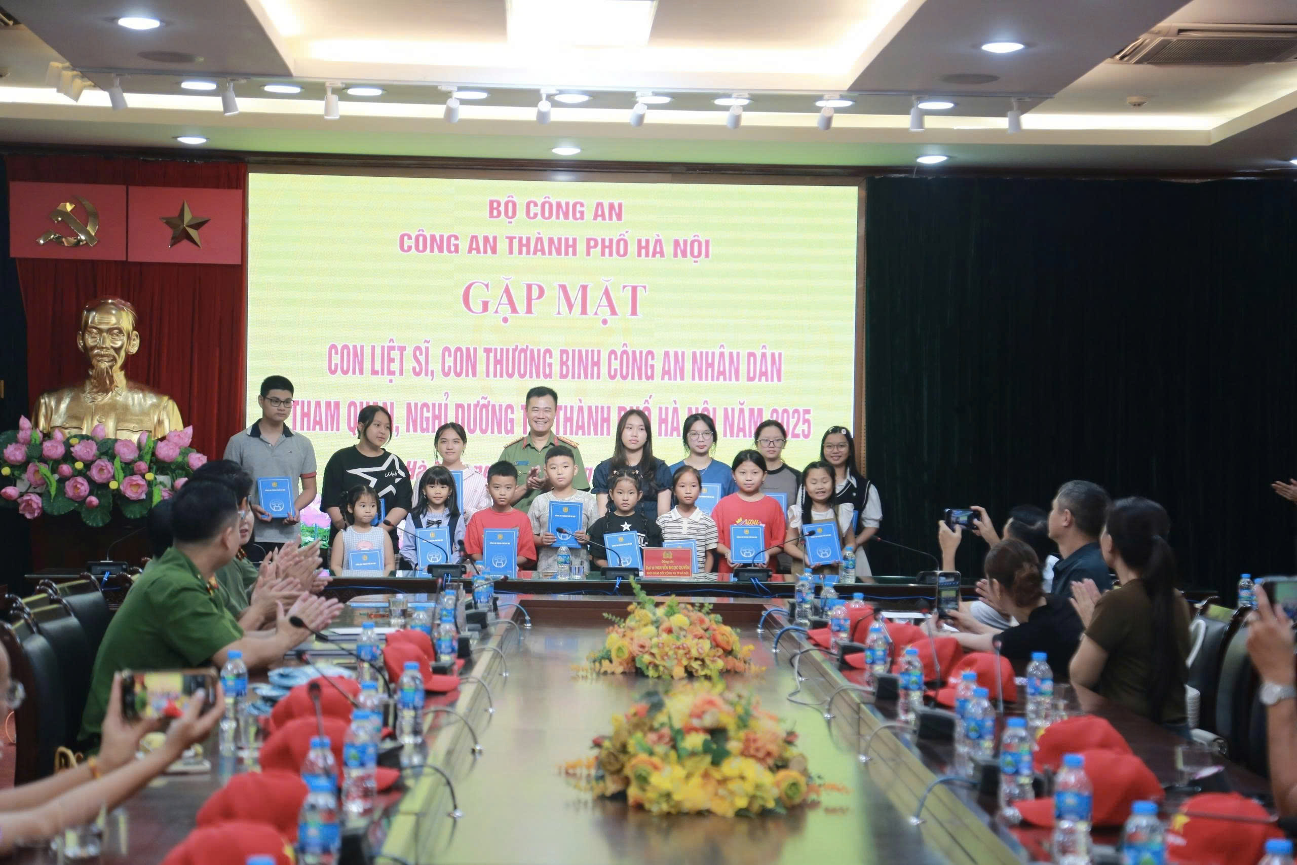 Công an Hà Nội gặp mặt con liệt sĩ, thương binh nhân kỷ niệm 78 năm Ngày Thương binh - Liệt sĩ