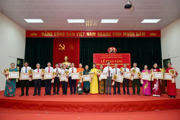 Phường Phú Lương trang trọng trao Huy hiệu Đảng, tôn vinh những cống hiến bền bỉ của đảng viên lão thành