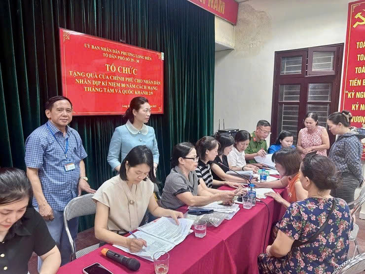 Phường Long Biên trao quà Quốc khánh 2-9, lan tỏa sự quan tâm và gắn kết với nhân dân