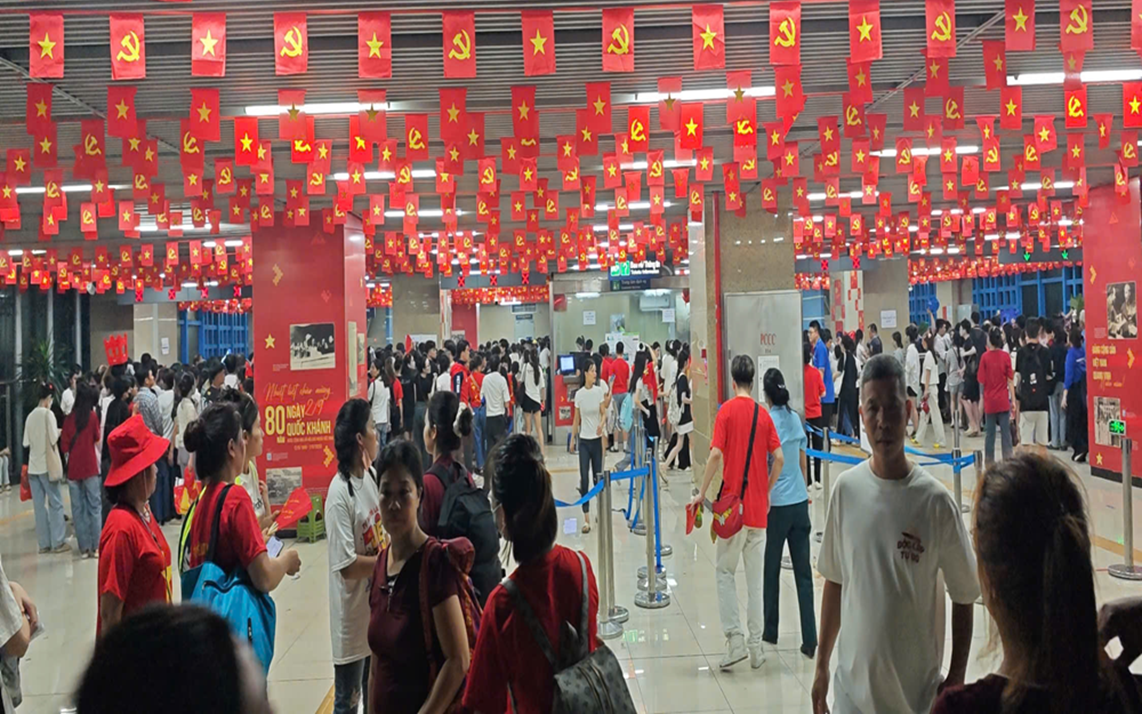 Giao thông công cộng Hà Nội vận hành linh hoạt, giải tỏa nhanh dòng người sau sơ duyệt A80