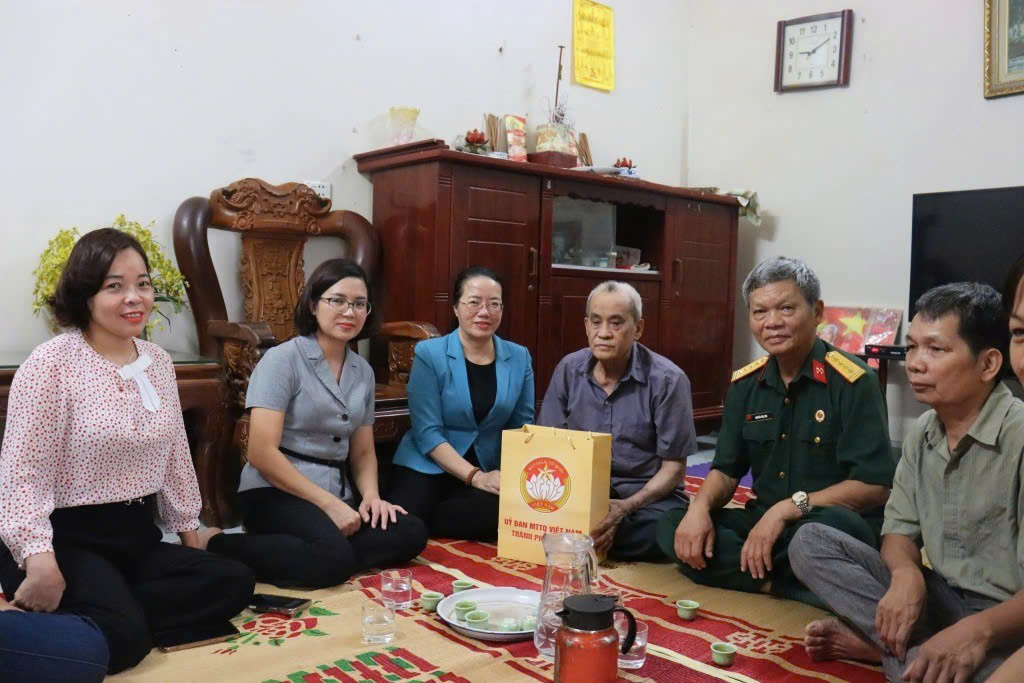 MTTQ thành phố Hà Nội thăm, tặng quà hội viên khó khăn tại xã Quang Minh