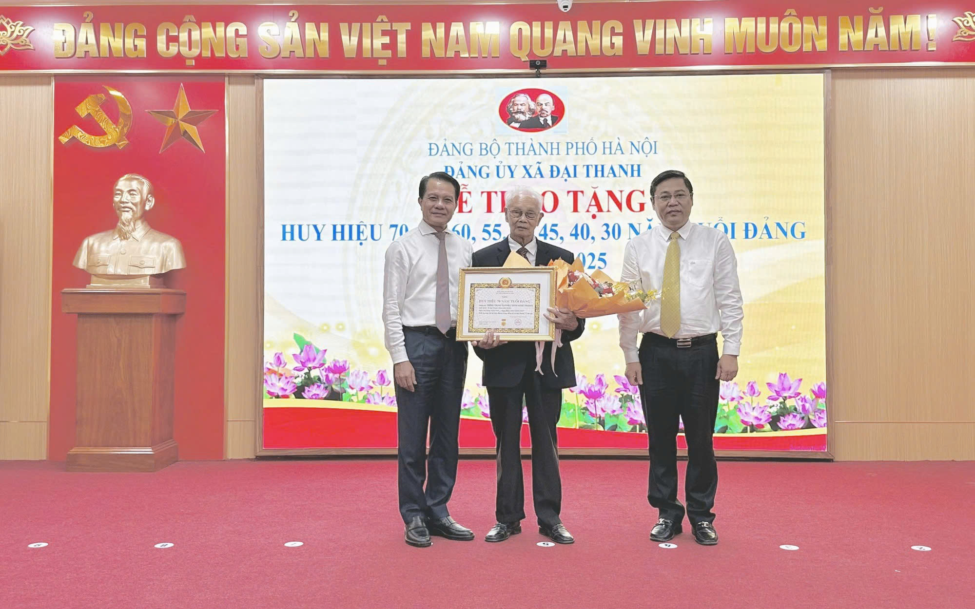 Trao Huy hiệu Đảng đợt 2-9 tại xã Đại Thanh: Tôn vinh những cống hiến bền bỉ