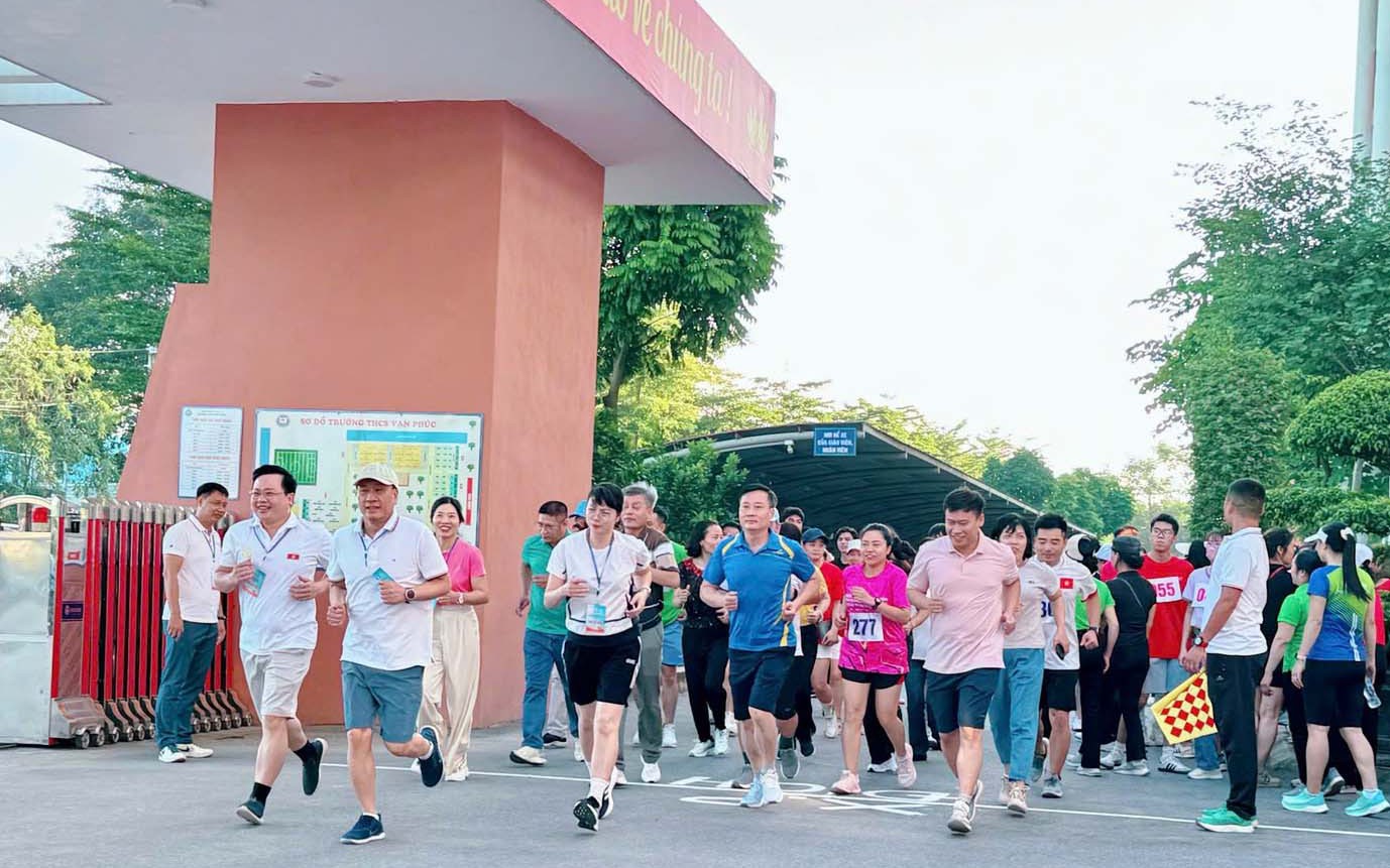 Hơn 500 vận động viên tranh tài sôi nổi tại Giải chạy Báo Hànộimới xã Nam Phù năm 2025