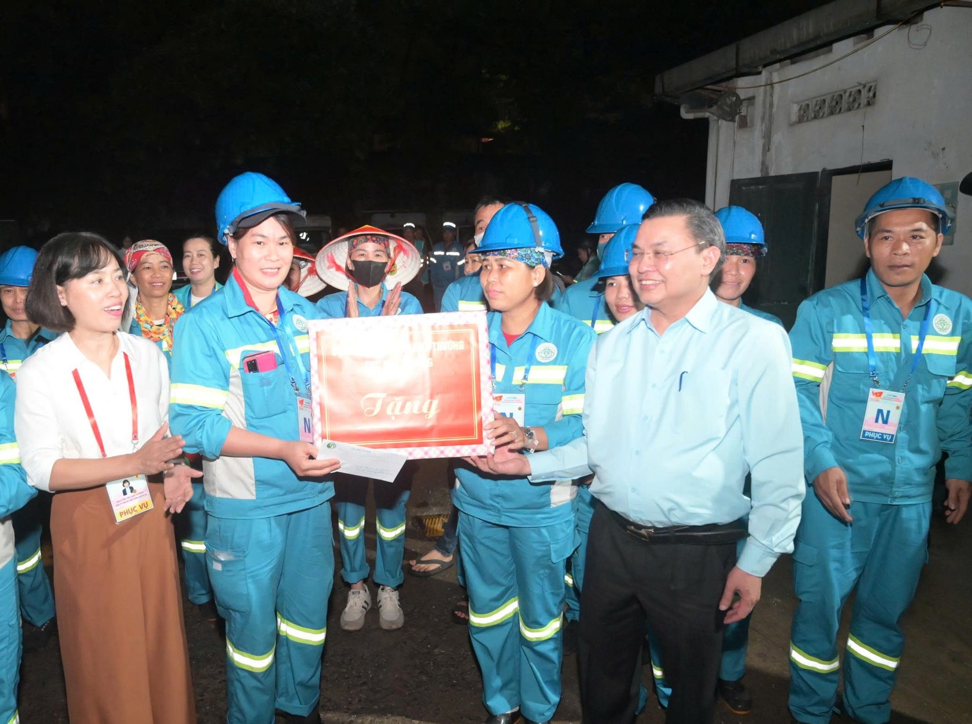 Lãnh đạo Cục Môi trường thăm, động viên công nhân vệ sinh môi trường phục vụ diễu binh, diễu hành Quốc khánh 2-9