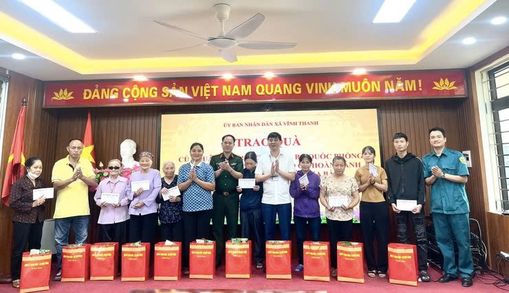 Quân ủy Trung ương - Bộ Quốc phòng trao quà hỗ trợ hộ khó khăn tại xã Vĩnh Thanh: Lan tỏa nghĩa tình, tiếp sức vượt khó