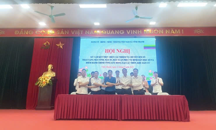 Xã Vĩnh Thanh ký cam kết chuyển đổi số, trao thiết bị hỗ trợ ‘bình dân học vụ số’ và vận hành điểm hành chính công lưu động