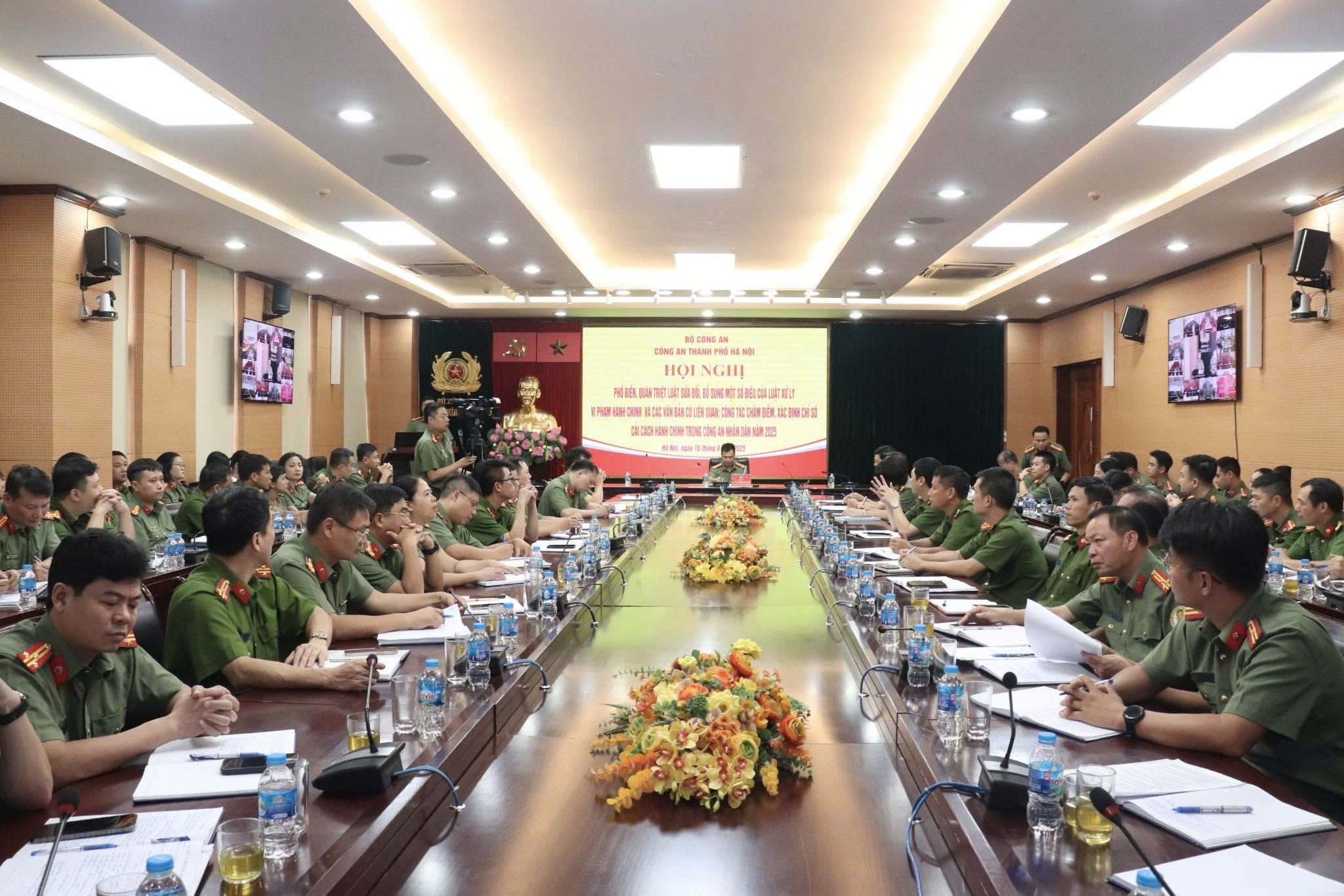 Công an Thủ đô quán triệt Luật xử lý vi phạm hành chính và triển khai chấm điểm cải cách hành chính năm 2025: Tăng trách nhiệm, siết kỷ cương, nâng chất lượng phục vụ nhân dân