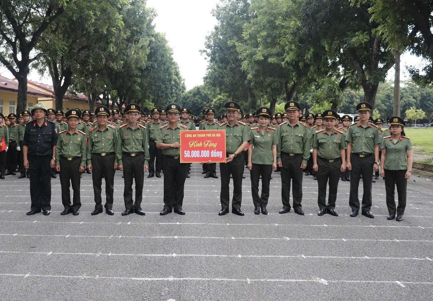 Lãnh đạo Công an Hà Nội động viên khối Cựu CAND luyện tập diễu hành phục vụ Lễ kỷ niệm A80