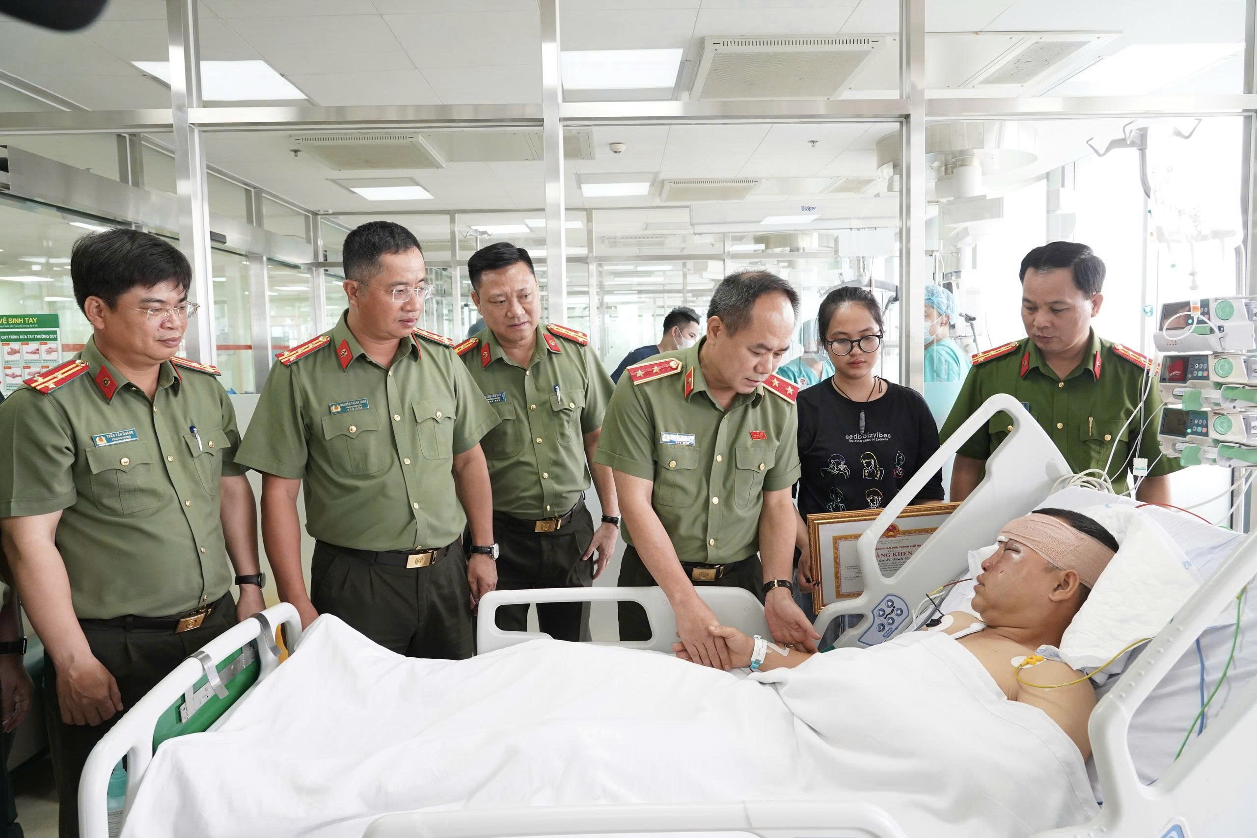 Giám đốc Công an Hà Nội thăm, động viên cán bộ cảnh sát cơ động bị thương khi làm nhiệm vụ bảo vệ hợp luyện Lễ kỷ niệm 2-9