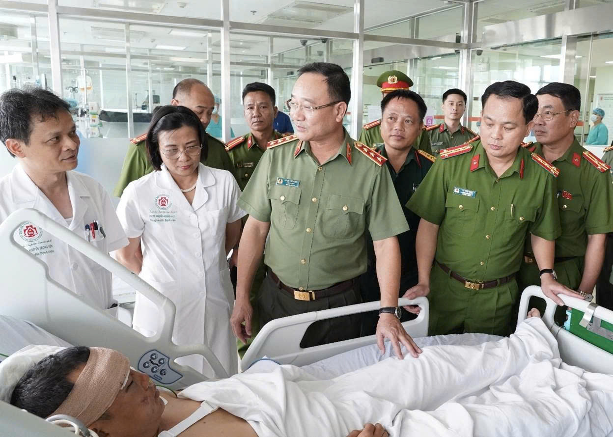 Lãnh đạo Bộ Công an thăm, động viên cán bộ Công an Thủ đô bị thương khi làm nhiệm vụ