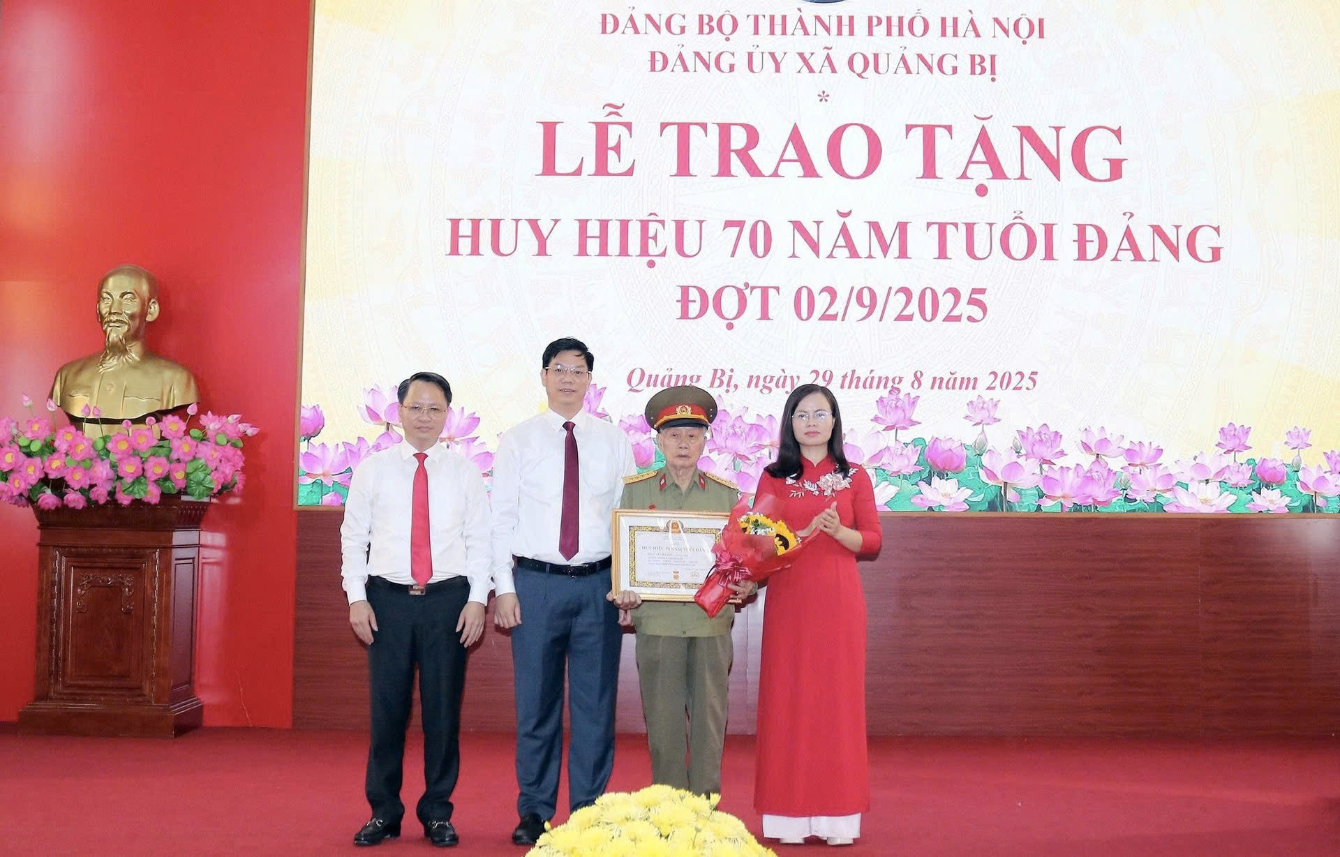 Xã Quảng Bị trang trọng trao Huy hiệu Đảng dịp kỷ niệm 80 năm Cách mạng Tháng Tám và Quốc khánh 2-9