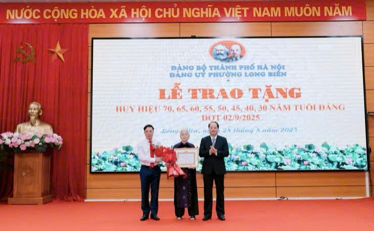 Phường Long Biên trang trọng trao Huy hiệu Đảng, lan tỏa niềm tự hào truyền thống cách mạng