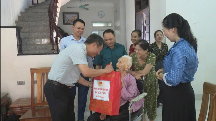 Xã Sóc Sơn tri ân cán bộ lão thành cách mạng nhân kỷ niệm 80 năm Cách mạng Tháng Tám và Quốc khánh 2-9