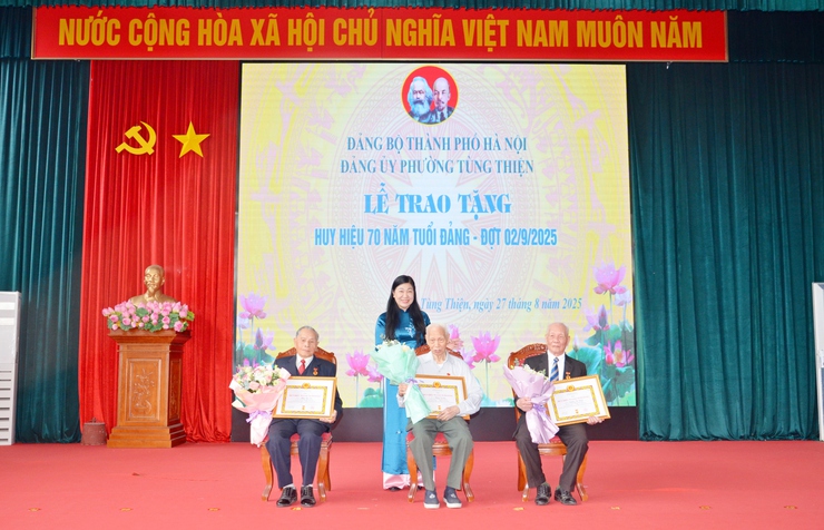 Phường Tùng Thiện trang trọng trao Huy hiệu Đảng, tri ân các đảng viên lão thành nhân kỷ niệm 80 năm Quốc khánh