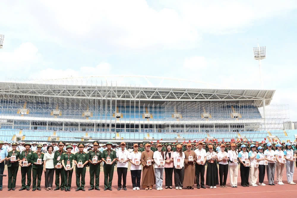 Lãnh đạo Ủy ban MTTQ Việt Nam thành phố Hà Nội thăm, động viên các khối diễu hành A80