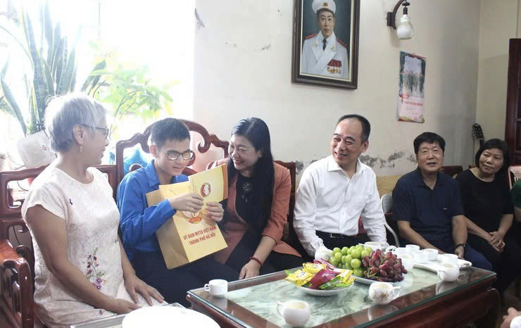 Chủ tịch Ủy ban MTTQ Việt Nam Thành phố thăm, tặng quà hội viên, đoàn viên khó khăn tại phường Vĩnh Tuy