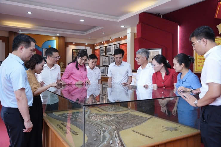 Lãnh đạo xã Phù Đổng dâng hương tại Phòng truyền thống Trung Mầu: Khẳng định giá trị lịch sử của “địa chỉ đỏ” cách mạng