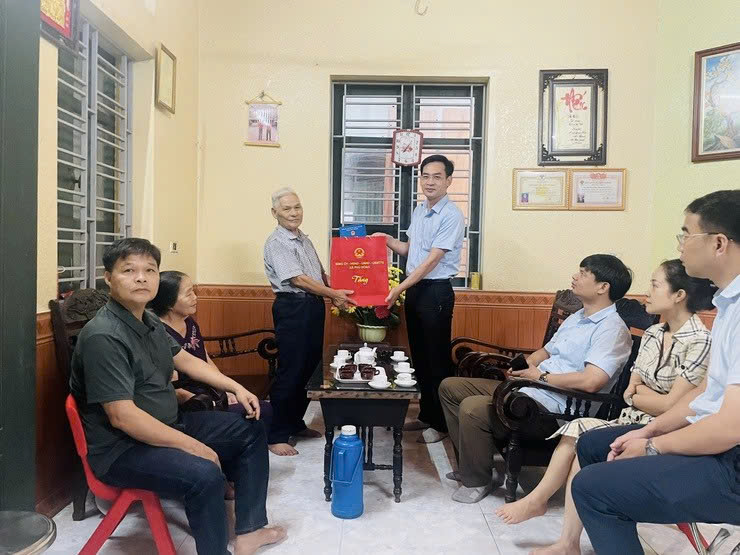 Xã Phù Đổng thăm, tặng quà gia đình chính sách nhân dịp kỷ niệm 80 năm Cách mạng Tháng Tám và Quốc khánh 2-9