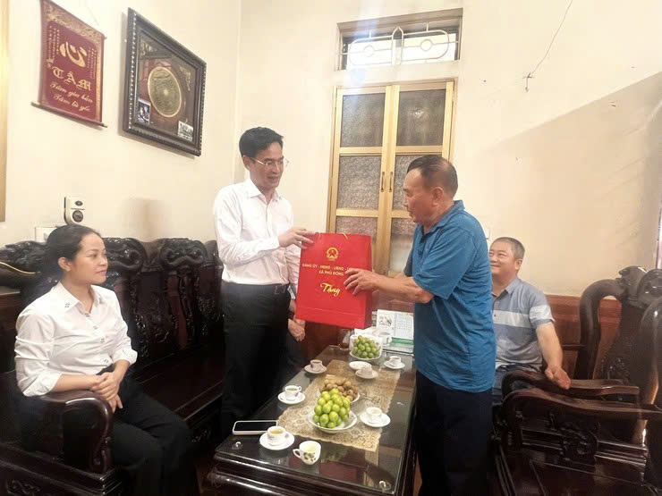 Lãnh đạo xã Phù Đổng tri ân người có công, lan tỏa đạo lý “uống nước nhớ nguồn” trong dịp lễ lớn của dân tộc