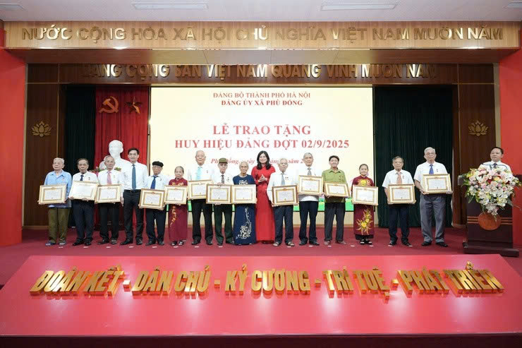 Đảng bộ xã Phù Đổng trao Huy hiệu Đảng, lan tỏa giá trị bền bỉ của niềm tin cách mạng