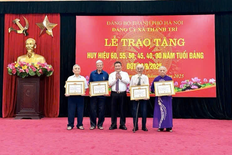 Xã Thanh Trì trang trọng trao Huy hiệu Đảng đợt 2-9, tri ân các đảng viên lão thành cách mạng