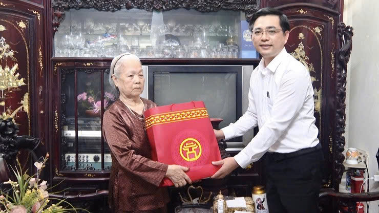 Xã Thanh Trì trao quà của thành phố tri ân gia đình người có công dịp kỷ niệm 80 năm Quốc khánh
