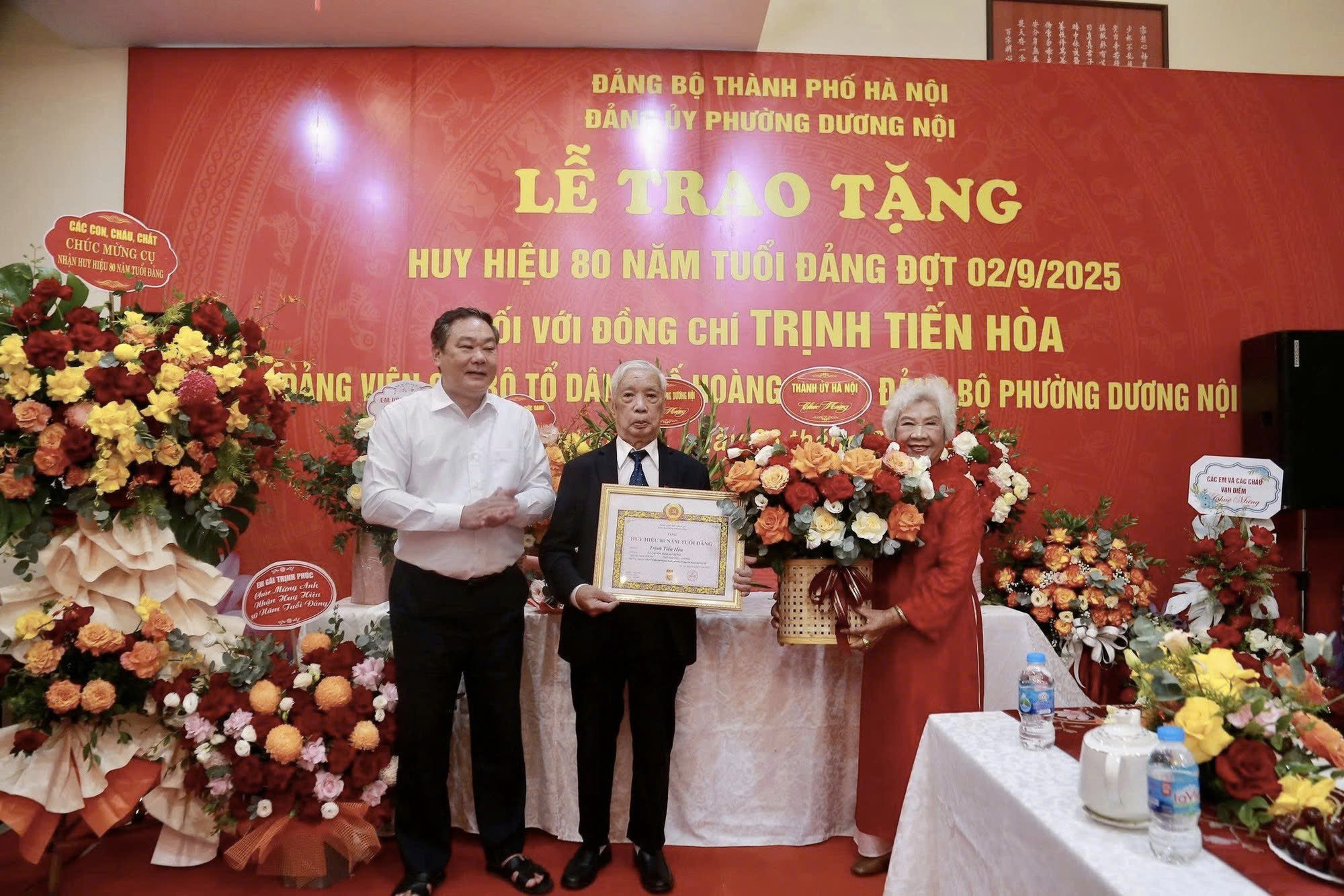 Trao Huy hiệu 80 năm tuổi Đảng tặng nguyên Chủ tịch HĐND tỉnh Hà Tây Trịnh Tiến Hòa