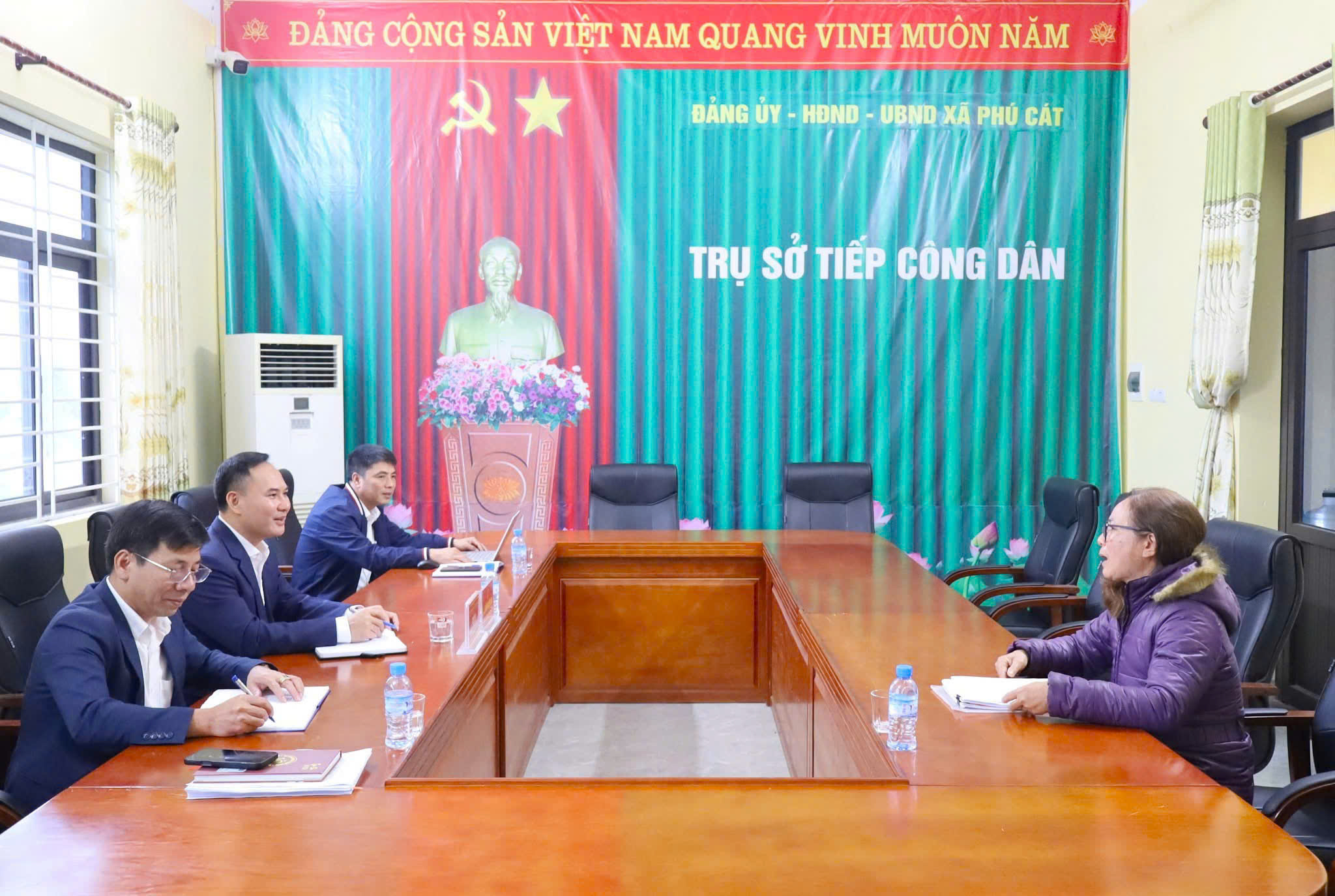 Chủ tịch UBND xã Phú Cát đối thoại thẳng thắn với nhân dân, tập trung tháo gỡ vướng mắc về đất đai và thủ tục hành chính