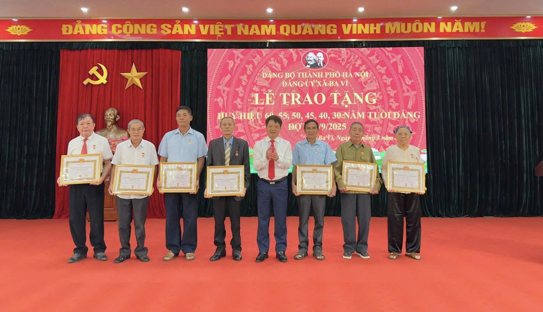 Xã Ba Vì trao Huy hiệu Đảng cho 20 đảng viên lão thành nhân dịp kỷ niệm 80 năm Cách mạng Tháng Tám và Quốc khánh 2-9
