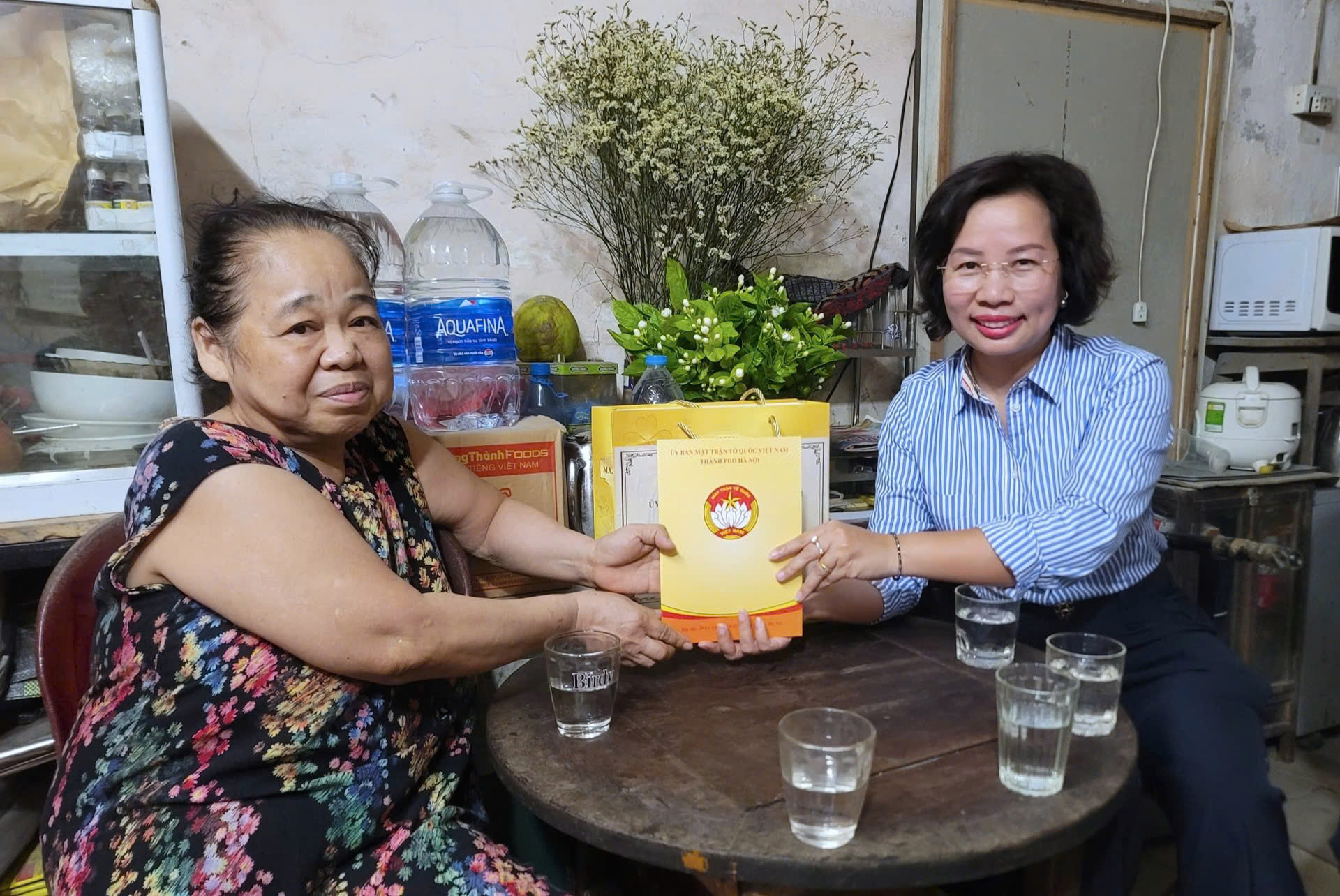 Lãnh đạo Ủy ban MTTQ Việt Nam thành phố thăm, động viên các cá nhân tiêu biểu tại phường Ba Đình