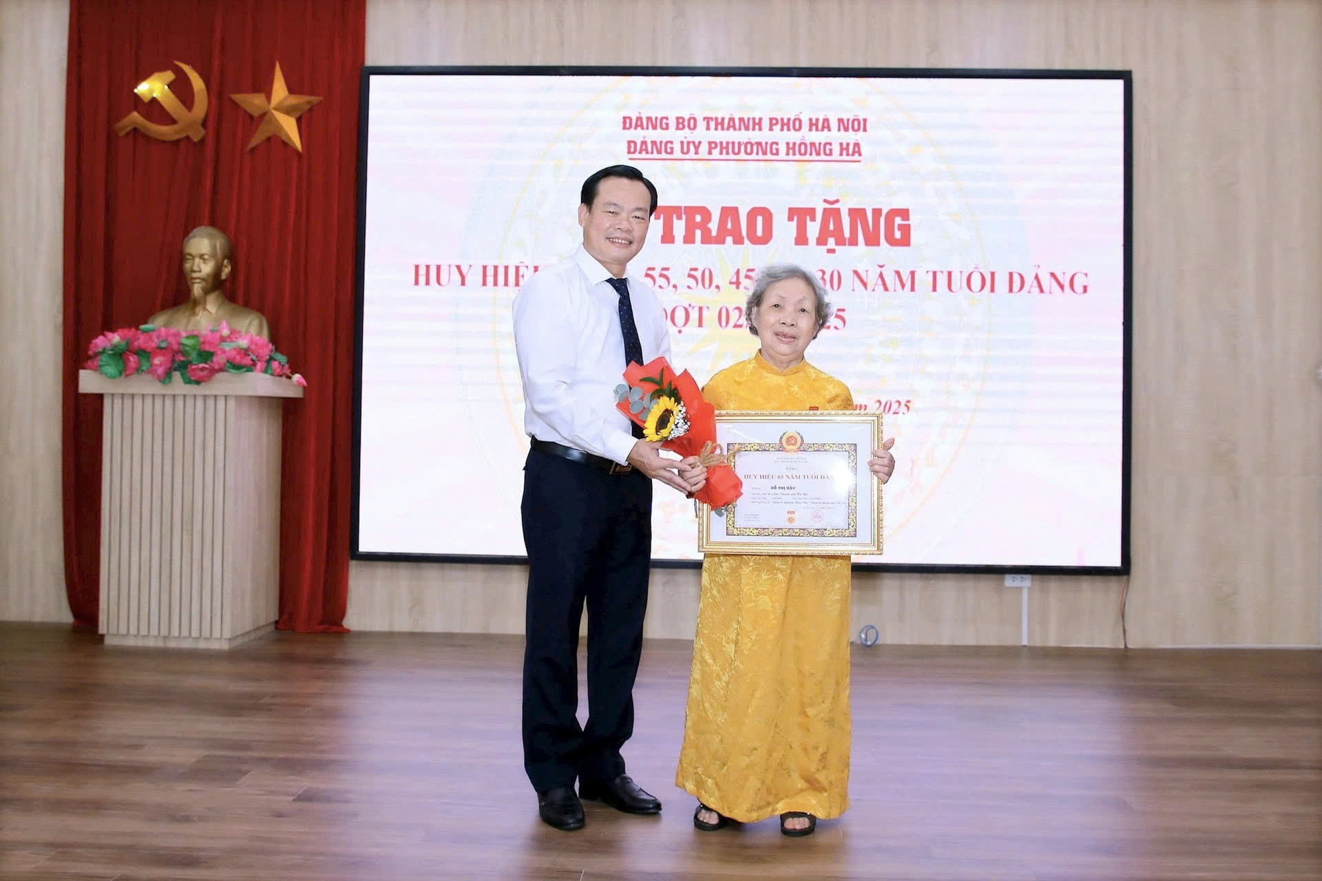 Phường Hồng Hà trang trọng trao Huy hiệu Đảng đợt 2-9, tôn vinh những cống hiến bền bỉ vì sự nghiệp cách mạng