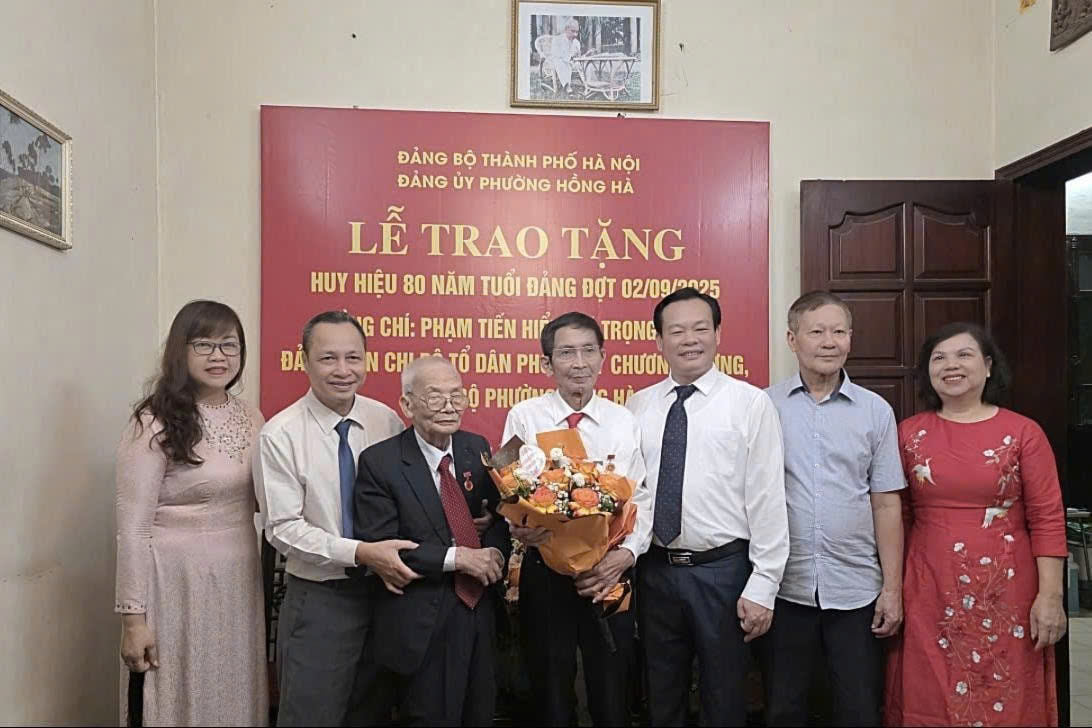 Bí thư Đảng uỷ phường Hồng Hà trang trọng trao Huy hiệu 80 năm, 70 năm tuổi Đảng, lan tỏa giá trị truyền thống cách mạng