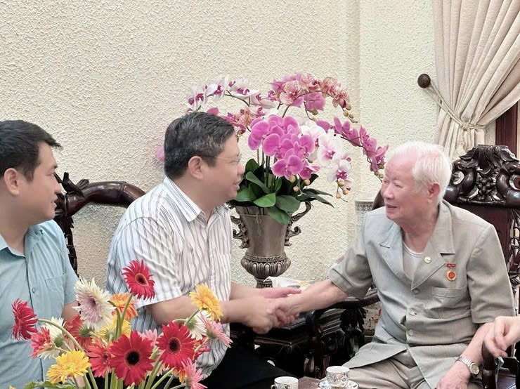 Phường Ô Chợ Dừa thăm hỏi, tri ân người có công nhân kỷ niệm 80 năm Quốc khánh 2-9