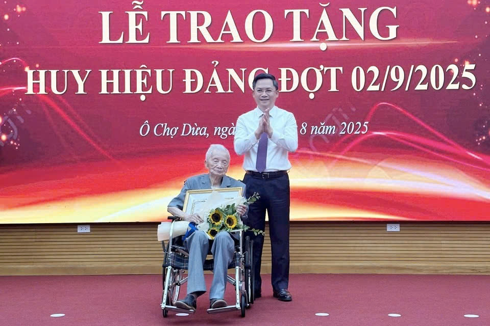 Trưởng Ban Tổ chức Thành uỷ Hà Nội trao Huy hiệu Đảng tại phường Ô Chợ Dừa: Vinh dự của đảng viên, niềm tự hào của Đảng bộ Thủ đô