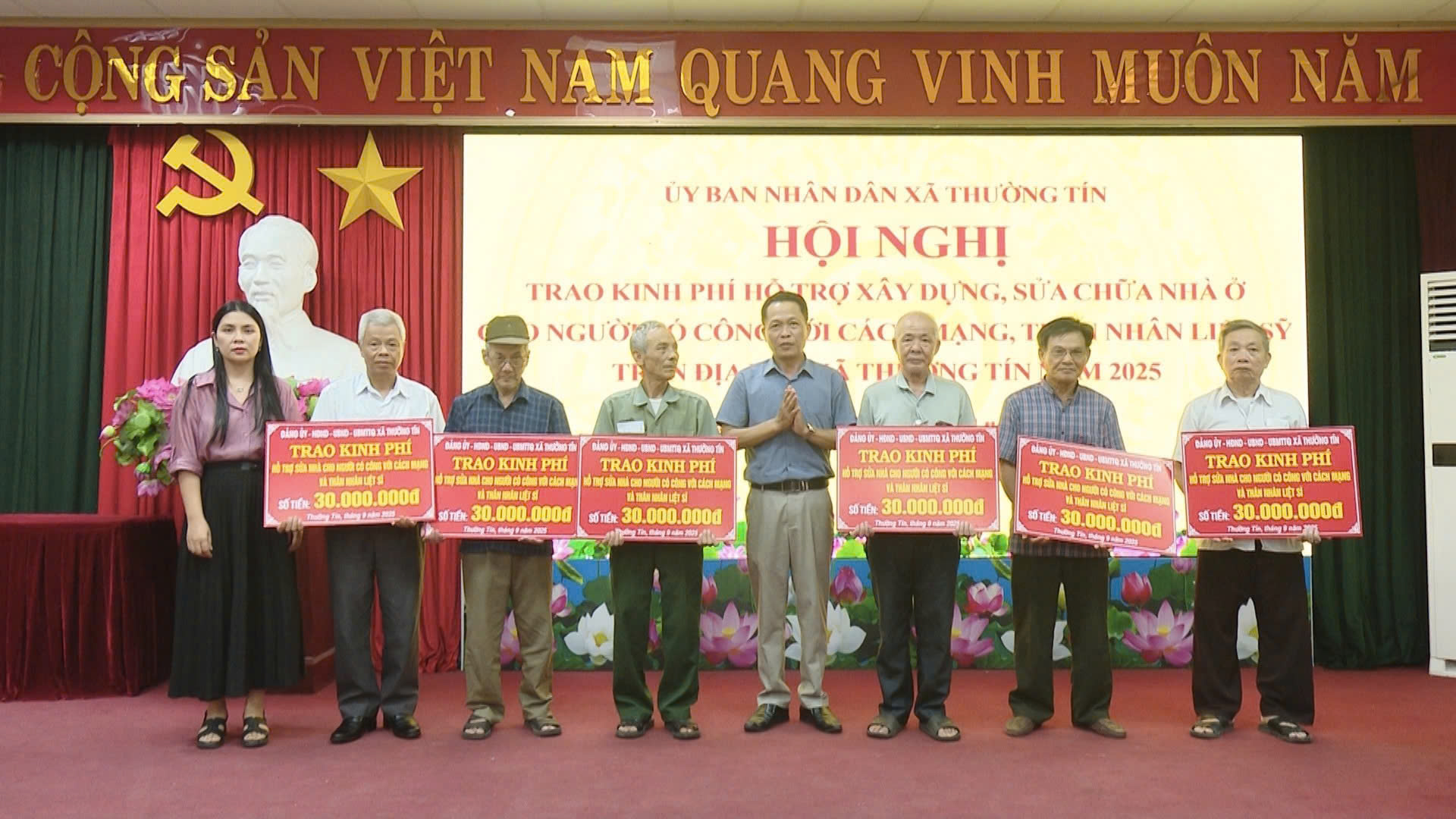 Xã Thường Tín trao kinh phí hỗ trợ xây mới, sửa chữa nhà ở cho người có công và thân nhân liệt sĩ