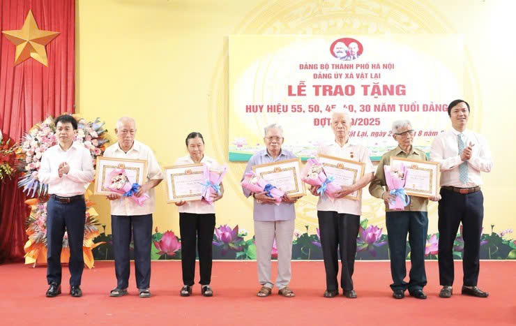 Đảng bộ xã Vật Lại trao Huy hiệu Đảng, tôn vinh những đảng viên kiên trung, bền bỉ cống hiến