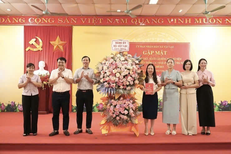 Xã Vật Lại gặp mặt kỷ niệm 80 năm Ngày truyền thống các cơ quan quản lý nhà nước