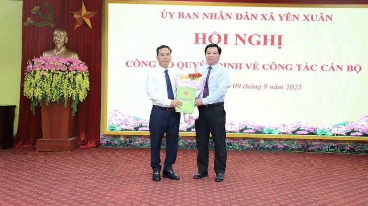 Xã Yên Xuân công bố quyết định về công tác cán bộ, kiện toàn bộ máy hành chính