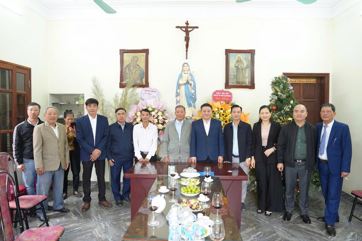 Lãnh đạo xã Thanh Oai thăm, chúc mừng các giáo xứ, giáo họ nhân dịp Giáng sinh 2025