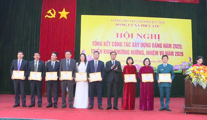 Xã Phúc Lộc khen thưởng các tập thể, cá nhân có thành tích trong công tác Xây dựng Đảng và hệ thống chính trị