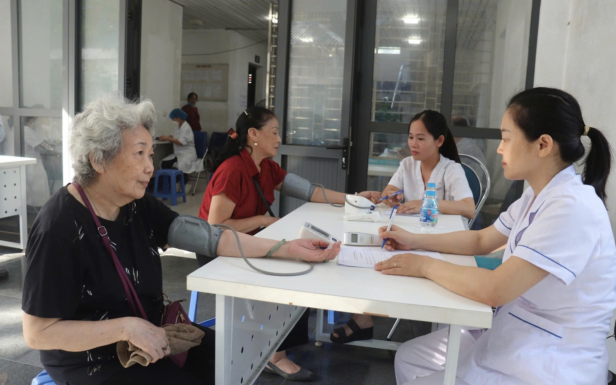 Phường Định Công chăm lo sức khỏe người cao tuổi bằng những hành động thiết thực