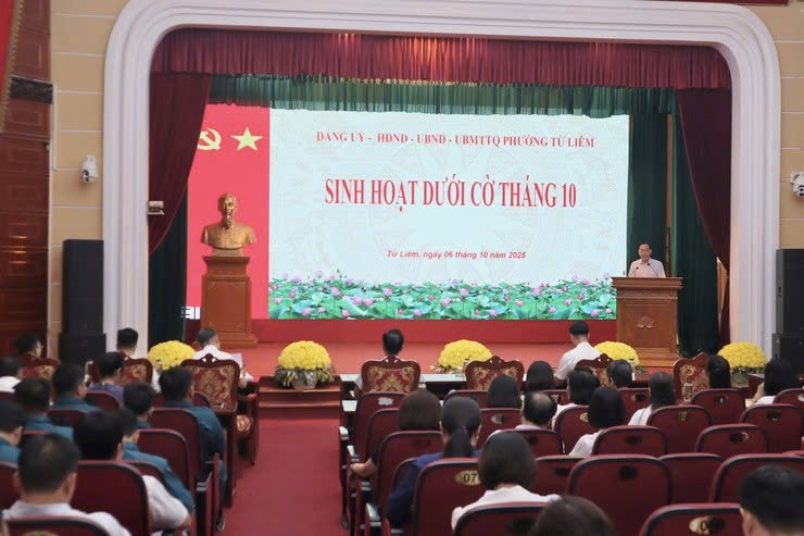 Phường Từ Liêm tổ chức lễ chào cờ tháng 10, lan tỏa tinh thần trách nhiệm và sẻ chia vì cộng đồng
