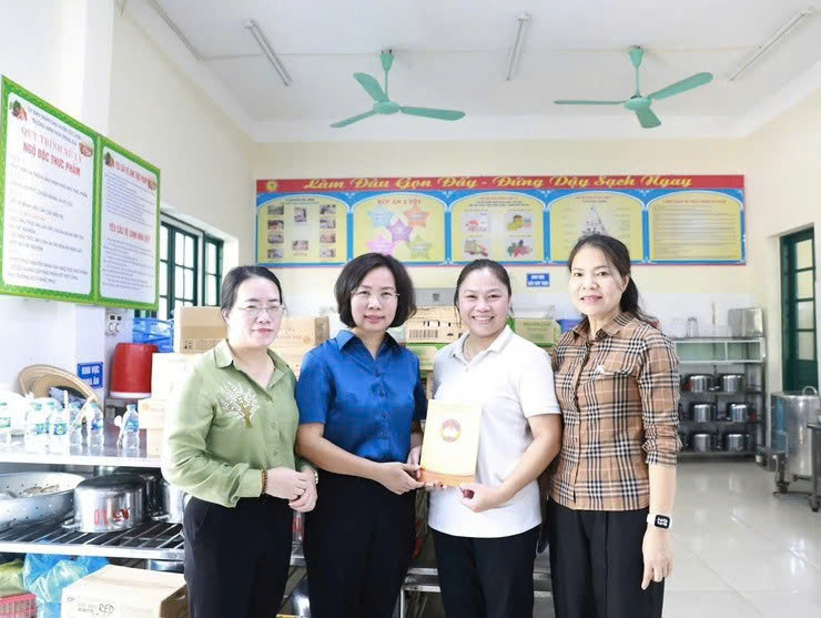 Lãnh đạo Ủy ban MTTQ Việt Nam thành phố thăm, động viên nhân dân vùng ngập lụt tại xã Trung Giã và xã Đa Phúc