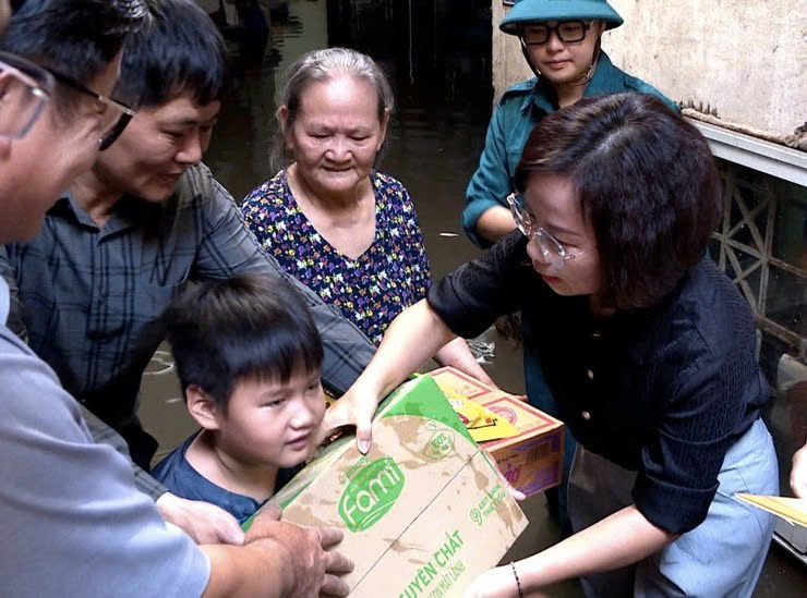 Lãnh đạo Mặt trận thành phố Hà Nội trực tiếp thăm hỏi, hỗ trợ người dân phường Từ Liêm khắc phục hậu quả mưa bão
